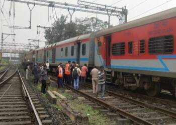 लोणावळा रेल्वे स्थानकाजवळ इंदूर-दौंड एक्‍स्‍प्रेसचे दोन डबे घसरले