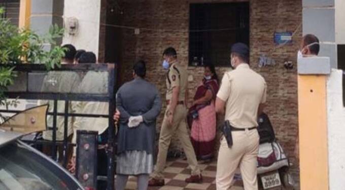 तिघांची आत्महत्या; पोटच्या लेकीला दिला