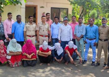 рдмреНрд░реЗрдХрд┐рдВрдЧ- рдХреЛрд░реЛрдирд╛ рд▓рд╕реАрдХрд░рдирд╛рдЪреЗ рдкрдердХ рдЕрд╕рд▓реНрдпрд╛рдЪрд╛ рдмрдирд╛рд╡ рдХрд░реАрдд рджрд░реЛрдбрд╛ рдЯрд╛рдХрдгрд╛рд░реЗ рдЕрдХреЛрдЯ рдкреЛрд▓рд┐рд╕рд╛рдВрдЪреНрдпрд╛ рддрд╛рдмреНрдпрд╛рдд