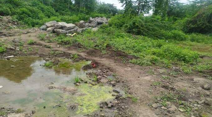 अकोल्यातील वॉर्ड अठरा मधील स्मशानभूमीत अस्वच्छता स्वच्छता करण्याची मागणी