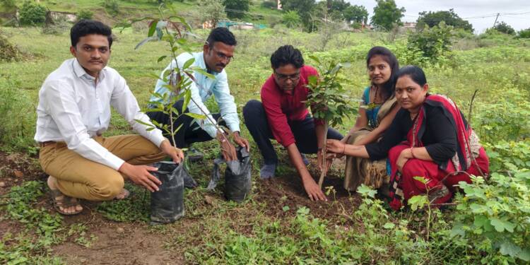 आ. किरणराव सरनाईक यांच्या वाढदिवसानिमित्त पातुर येथे वृक्ष संवर्धन सप्ताह
