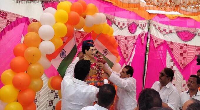 अकोल्यात नक्षलवाद्यांच्या हल्ल्यात शहीद झालेले राजकुमार श्रीवास्तव यांच्या स्मारकाचे उदघाटन