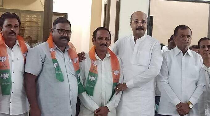 म्हैसांगचे सरपंच मनोज देशमुख सह नितीन वडतकर यांचा भाजपात प्रवेश