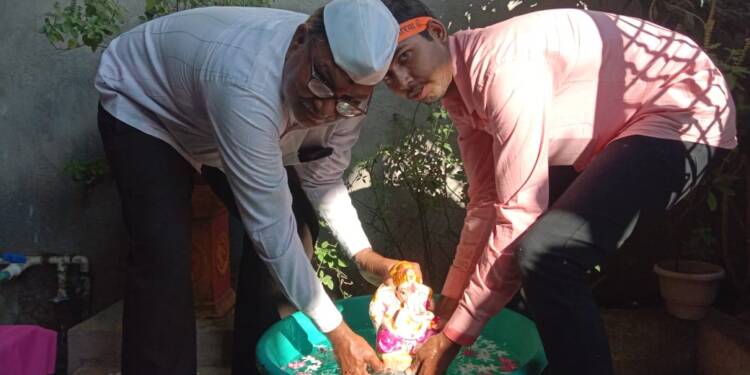कुटासा येथील पोलीस पाटील गजाननराव उगले यांनी कुत्रीम तलावाची निर्मिती करुन लाडक्या बाप्पाला दिला निरोप ..