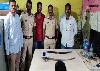 рдЯрд╛рдХрд│реА рдмреБрджреНрд░реБрдХ рдпреЗрдереЗ рддрд▓рд╡рд╛рд░ рдЬрдкреНрдд рджрд╣реАрд╣рд╛рдВрдбрд╛ рдкреЛрд▓реАрд╕рд╛рдВрдЪреА рдХрд╛рд░рд╡рд╛рдИ