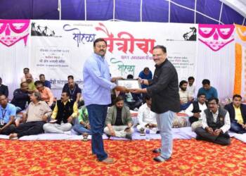 рдЬрд│рдЧрд╛рд╡ рдЬрд╛рдореЛрдж рддрд╛рд▓реБрдХреНрдпрд╛рддреАрд▓ рддреАрди рдЫрд╛рдпрд╛рдЪрд┐рддреНрд░рдХрд╛рд░ рдкреБрд░рд╕реНрдХрд╛рд░рд╛рдиреЗ рд╕рдиреНрдорд╛рдирд┐рдд