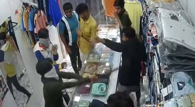 डिलक्स चौकातील 'तो' थरार सीसीटीव्हीत कैद
