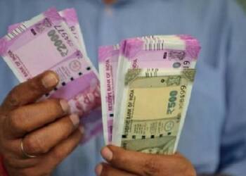 एका रात्रीत दोघांचं नशीब पालटलं, एकाच्या खात्यात थेट 900 कोटी, तर दुसऱ्याच्या 60 कोटींहून अधिक पैसे जमा