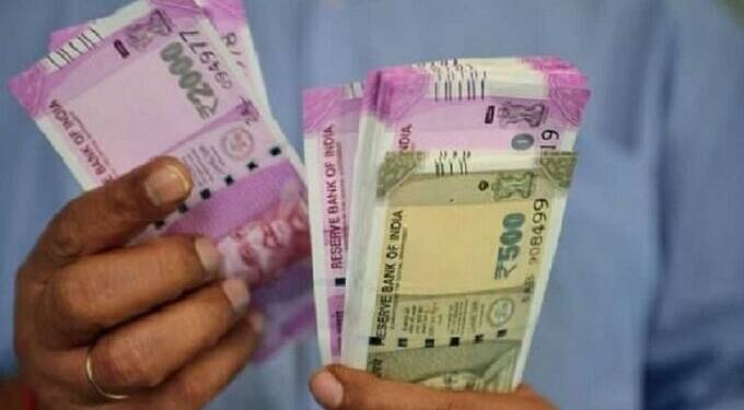 एका रात्रीत दोघांचं नशीब पालटलं, एकाच्या खात्यात थेट 900 कोटी, तर दुसऱ्याच्या 60 कोटींहून अधिक पैसे जमा