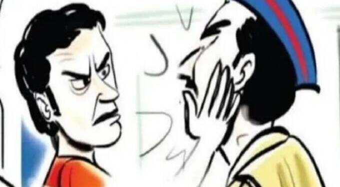 गाडी बाजूला घेण्यास सांगितल्याने भररस्त्यात पकडली ‘पीएसआय’ची कॉलर