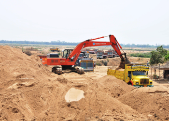 जप्त केलेल्या अवैध साठ्यातील रेतीची चोरी