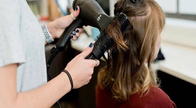 चुकीचा हेअरकट करणं Salon ला पडलं महागात; द्यावी लागणार २ कोटींची नुकसान भरपाई