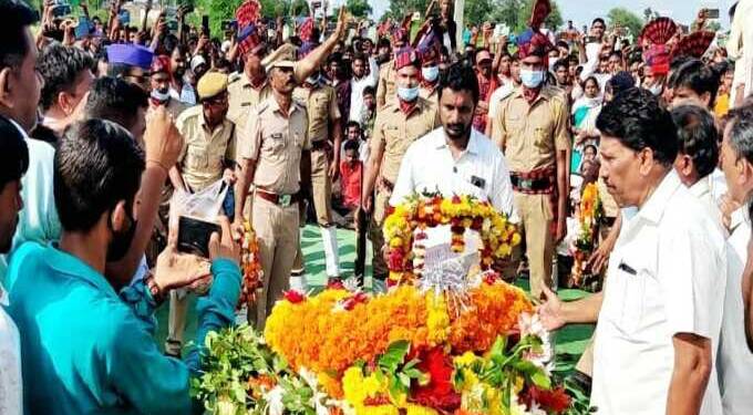 शहीद जवान निलेश धांडे यांचे पार्थिवावर वरुर जऊळका येथे शासकीय इतमामात अंत्यसंस्कार