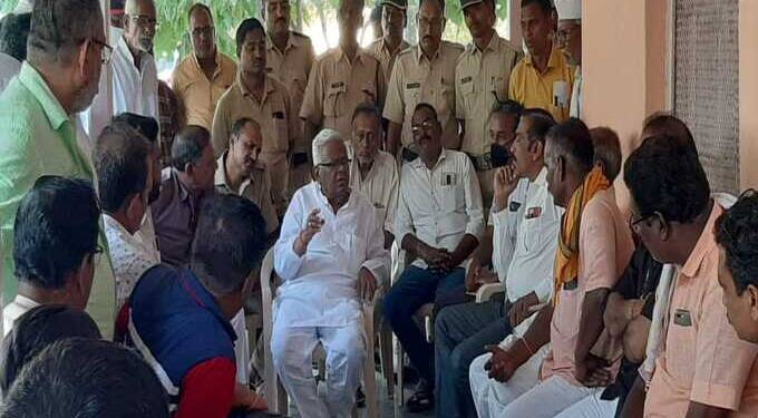 पोलीस बंदोबस्तात रखडलेल्या रस्त्यांच्या कामाबाबत आमदार भारसकळे व नागरिकांमध्ये खडाजंगी, सुधीर कंट्रक्शन चा ठेका रद्द