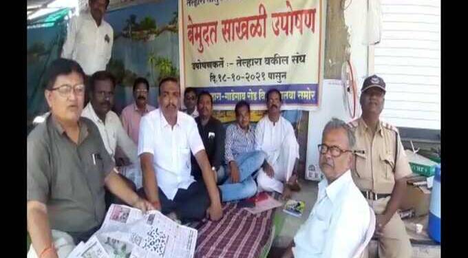तेल्हारा तालुक्यातील रस्त्यांचे कामे लवकर चालु करण्यासाठी वकिल संघटनेचे साखळी उपोषन सुरु
