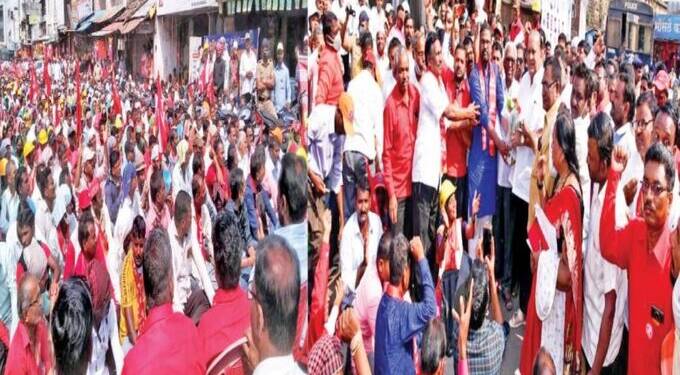 हसन मुश्रीफ यांची मोर्चामध्येच घोषणा