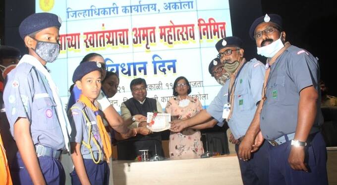 स्वातंत्र्याच्या अमृत महोत्सवानिमित्त जिल्हा प्रशासनाचा उपक्रम: राज्यघटनेच्या अंमलबजावणीतून होईल लोकशाही समृद्ध- डॉ.पांढरपट्टे; संविधान दिनाचे औचित्यःउद्देशिका वाचन व ७५ हजार प्रतिंचे वितरण