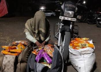 मूर्तिजापुर शहर मध्ये मोटर सायकल वर अवैध गुटखा व अवैध रित्या देशीदारु वाहतूक करणाऱ्या 2 इसमावर विशेष पथकाची कार्यवाही