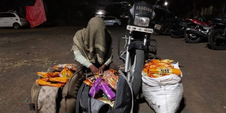 मूर्तिजापुर शहर मध्ये मोटर सायकल वर अवैध गुटखा व अवैध रित्या देशीदारु वाहतूक करणाऱ्या 2 इसमावर विशेष पथकाची कार्यवाही