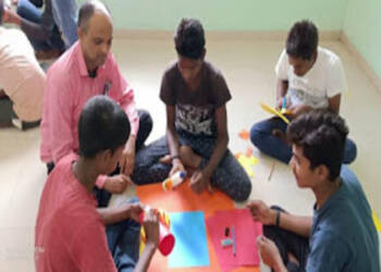 बालगृहे उजळली बालकांनी बनवलेल्या आकाश दिव्यांनी; १२५ बालकांना आकाश दिवे बनविण्याचे प्रशिक्षण