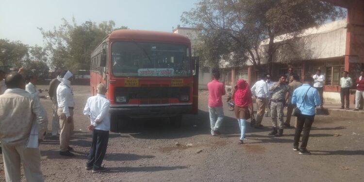 तगडा पोलीस बंदोबस्त अन लालपरी अकोला अकोट धावली लालपरीला बघण्यासाठी एकच गर्दी,काही काळ तणाव