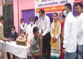 рдЕрдХреЛрд▓реНрдпрд╛рддреАрд▓ рдЧреБрд│рдЬрд╛рд░рдкреВрд░рд╛ рдпреЗрдереЗ рдХреЛрд╡рд┐рдб-19 рд▓рд╕реАрдХрд░рдг рд╢рд┐рдмреАрд░рд╛рдд реирелреи рдирд╛рдЧрд░рд┐рдХрд╛рдВрдЪреЗ рд▓рд╕реАрдХрд░рдг