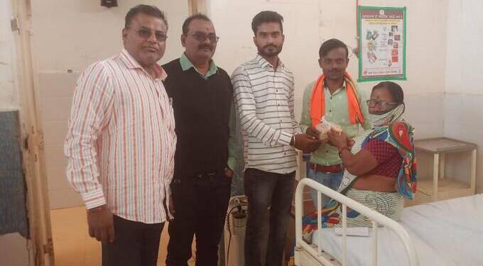 भाजपा ओबीसी मोर्चा प्रदेशाध्यक्ष योगेश अण्णा टिळेकर यांच्या वाढदिवसानिमित्त रुग्णांना फळ वाटप