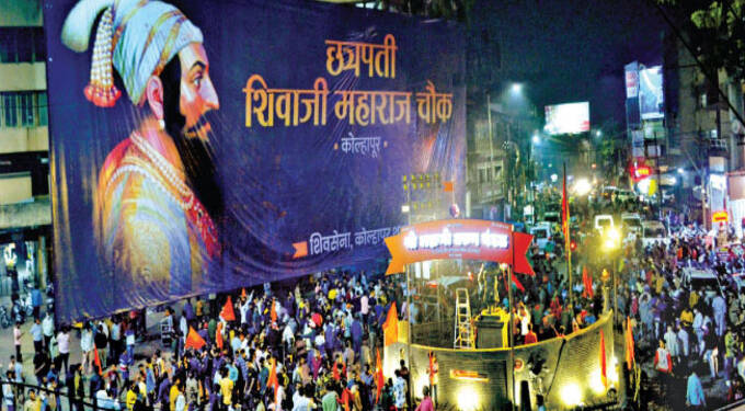 कोल्हापूर : शिवरायांचे पोस्टर झळकावून कर्नाटकचा निषेध (video)