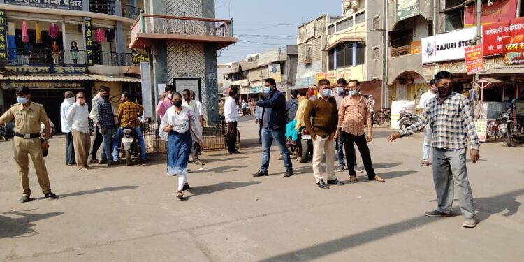 तेल्हाऱ्यात “विना मास्क” फिरणाऱ्या नागरिकांवर नगरपरिषद व पोलीस प्रशासनाची “५०” नागरिकांवर संयुक्त कार्यवाही