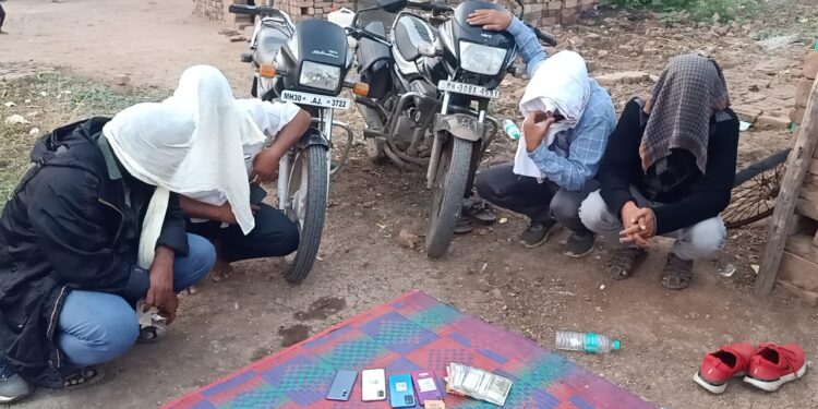 चोहोटा बाजार येथे विशेष पथकाची कारवाई….जुगार खेळणाऱ्यावर धाड चार आरोपी अटकेत…….