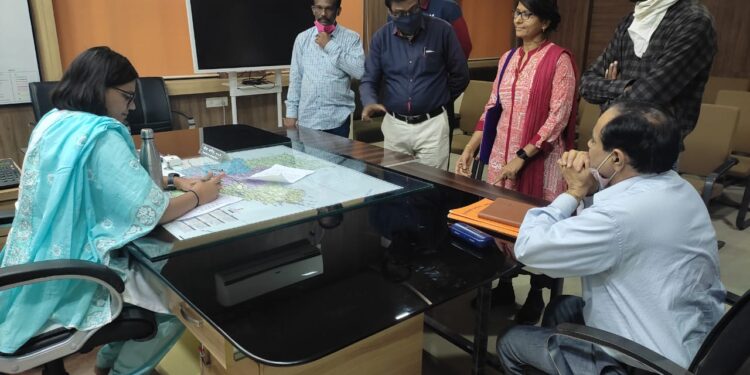 एक महिन्याच्या आत तेल्हारा ते आरसूळ रस्ता चालन्या योग्य करू, जिल्हाधिकारी यांनी आयोजित केलेल्या बैठकीत अधिकाऱ्यांनी दिली ग्वाही!