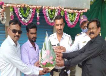 कर्तव्यनिष्ठ वाहतूक पोलीस कर्मचारी यांचा परिवर्तन स्वाभिमानी संघटनेच्या वतीने सत्कार