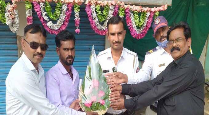 कर्तव्यनिष्ठ वाहतूक पोलीस कर्मचारी यांचा परिवर्तन स्वाभिमानी संघटनेच्या वतीने सत्कार