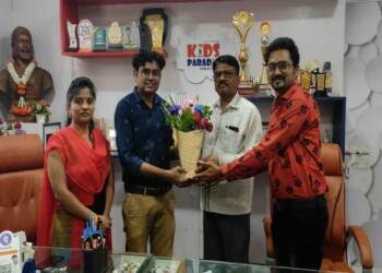 किड्स पॅराडाईज येथे उपकार्यकारी अभियंता संतोष खुमकर यांचा सत्कार