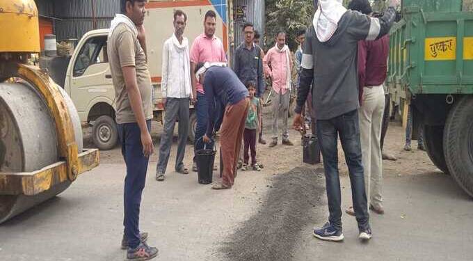 अखेर हिवरखेड – अकोट मार्गावरील खड्डे बुजविले आणि गतिरोधक लावले, जिल्हाधिकाऱ्यांच्या अध्यक्षतेखाली झालेल्या रस्त्यांच्या आढावा बैठकीत गाजला होता विषय