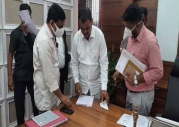 अकोट ते शेगाव महामार्गावरील रौदळा गावाजवळील त्या जीवघेण्या रस्त्याची तात्काळ दुरुस्ती करावी, अनिल गावंडे यांची सार्वजनिक बांधकाम राज्यमंत्री यांच्याकडे मागणी