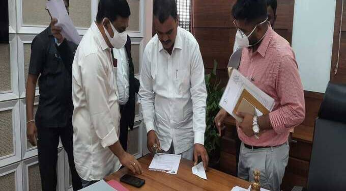 अकोट ते शेगाव महामार्गावरील रौदळा गावाजवळील त्या जीवघेण्या रस्त्याची तात्काळ दुरुस्ती करावी, अनिल गावंडे यांची सार्वजनिक बांधकाम राज्यमंत्री यांच्याकडे मागणी