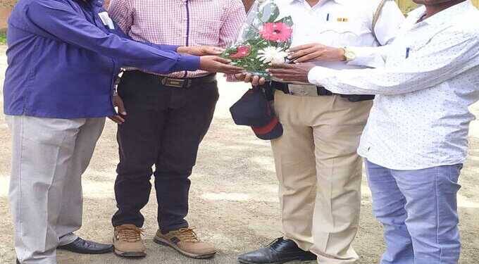 लॅपटॉप परत मिळऊन देणाऱ्या वाहतूक पोलीस कर्मचारी यांचा सत्कार