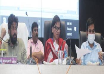 पालकमंत्र्यांनी घेतला विविध विषयांचा आढावा: पाणंद रस्त्यांच्या कामांना गति द्या- ना. बच्चू कडू