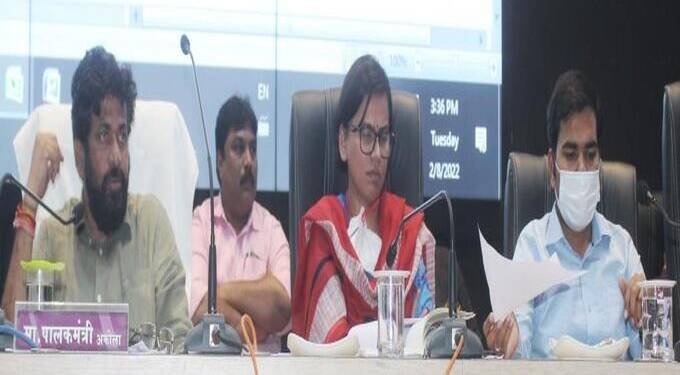 पालकमंत्र्यांनी घेतला विविध विषयांचा आढावा: पाणंद रस्त्यांच्या कामांना गति द्या- ना. बच्चू कडू