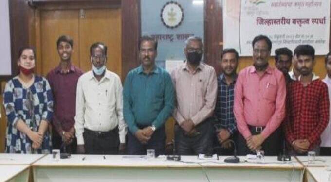 स्वातंत्र्याचा अमृत महोत्सव;जिल्हास्तरीय वकृत्व स्पर्धा: अभ्यास, निरीक्षण आणि शैली हीच वक्तृत्वाची गुरुकिल्ली-संजय खडसे: विशाल नंदागवळी प्रथम तर गायत्री देशमुख द्वितीय