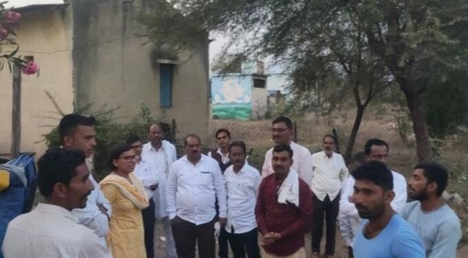 पुनर्वसित धारगड धारुळ गावला जिल्हाधिकाऱ्यांची भेट