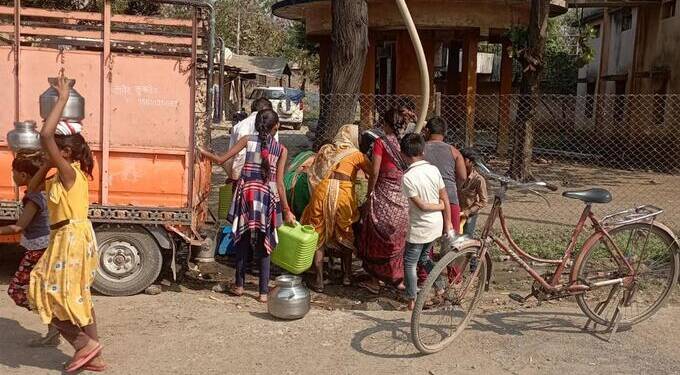 हिवरखेड पाणीपुरवठ्याचे ५२ लाख रुपये भरणार तरी कोण? बिल न भरल्यामुळे एकाच वर्षात हिवरखेड येथील पाणीपुरवठ्याची लाईन पाच ते सहा वेळा झाली कट!