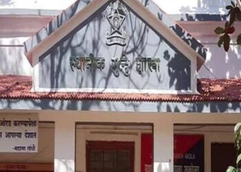 рд╢реЗрдЧрд╛рд╡рдордзреАрд▓ рд╕рд░рд╛рдлрд╛ рд╡реНрдпрд╛рд╡рд╕рд╛рдпрд┐рдХрд╛рд╡рд░ рд▓реИрдВрдЧрд┐рдХ рдЕрддреНрдпрд╛рдЪрд╛рд░ рдкреНрд░рдХрд░рдгреА рдЕрдХреЛрд▓рд╛ рд╕реНрдерд╛рдирд┐рдХ рд╢рд╛рдЦреЗрддреАрд▓ рдПрдХрд╛ рдПрдкреАрдЖрдп рд╕рд╣ рдЪрд╛рд░ рдХрд░реНрдордЪрд╛рд░реА рдЕрдЦреЗрд░ рдирд┐рд▓рдВрдмрд┐рдд