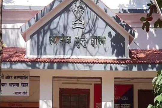 शेगावमधील सराफा व्यावसायिकावर लैंगिक अत्याचार प्रकरणी अकोला स्थानिक शाखेतील एका एपीआय सह चार कर्मचारी अखेर निलंबित