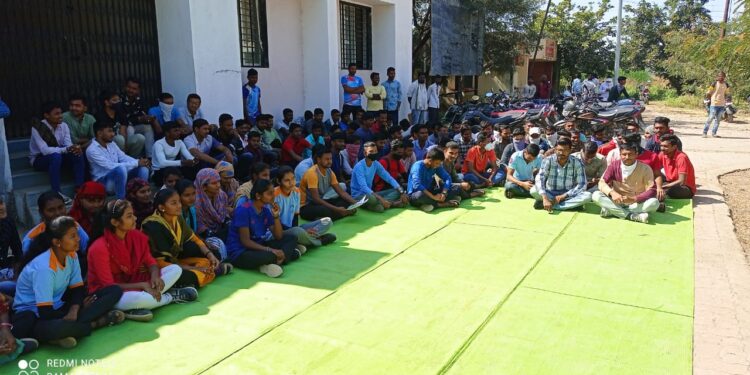 दर्जेदार धावपट्टी साठी विद्यार्थ्यांचे तहसील कार्यालयावर धरणे आंदोलन,तालुका क्रीडा संकुलची झाली दुरावस्था