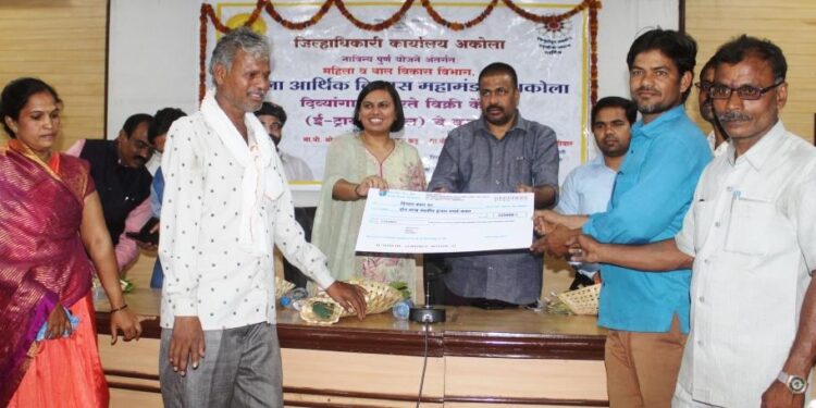 दिव्यांगांचे आर्थिक सक्षमीकरण व्हावे-पालकमंत्री ना.ओमप्रकाश उर्फ बच्चू कडू