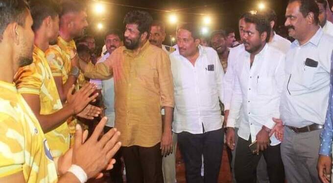 पालकमंत्र्यानी घडविले खिलाडुवृत्तीचे दर्शन; केळीवेळीच्या राज्यस्तरीय कबड्डी स्पर्धेच्या समारोपीय सामन्यांना पालकमंत्र्यांची उपस्थिती