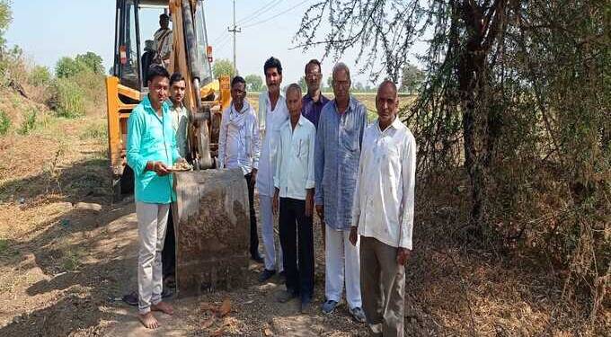 पालकमंत्री पांदण रस्ते अंतर्गत कोठा येथे पांदण रस्त्याला सुरुवात