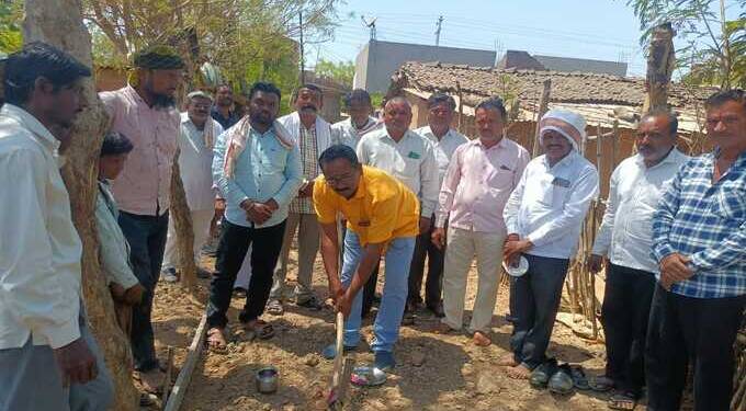 ईसापुर येथिल दलीत वस्तीमधील  कामाचे भुमीपुजन करुन केली कामाची सुरवात